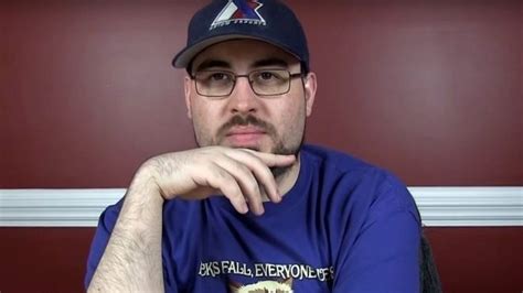 Game critic TotalBiscuit dies at age 33 .